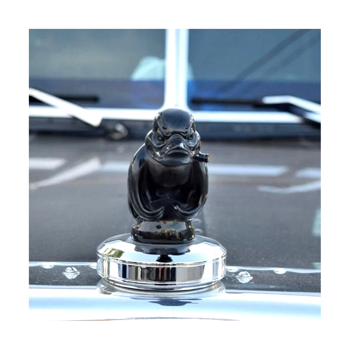 Наклейка на переднюю крышку автомобиля с изображением злого утка