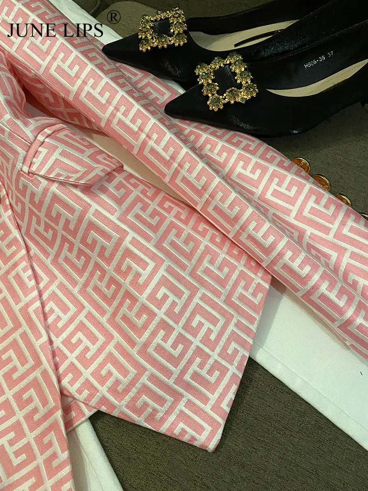 Женский жаккардовый блейзер с монограммой двубортный приталенный розовыми