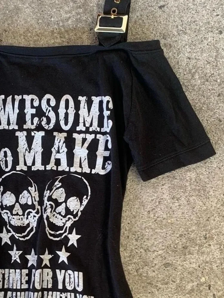 Женское платье с вырезом лодочкой