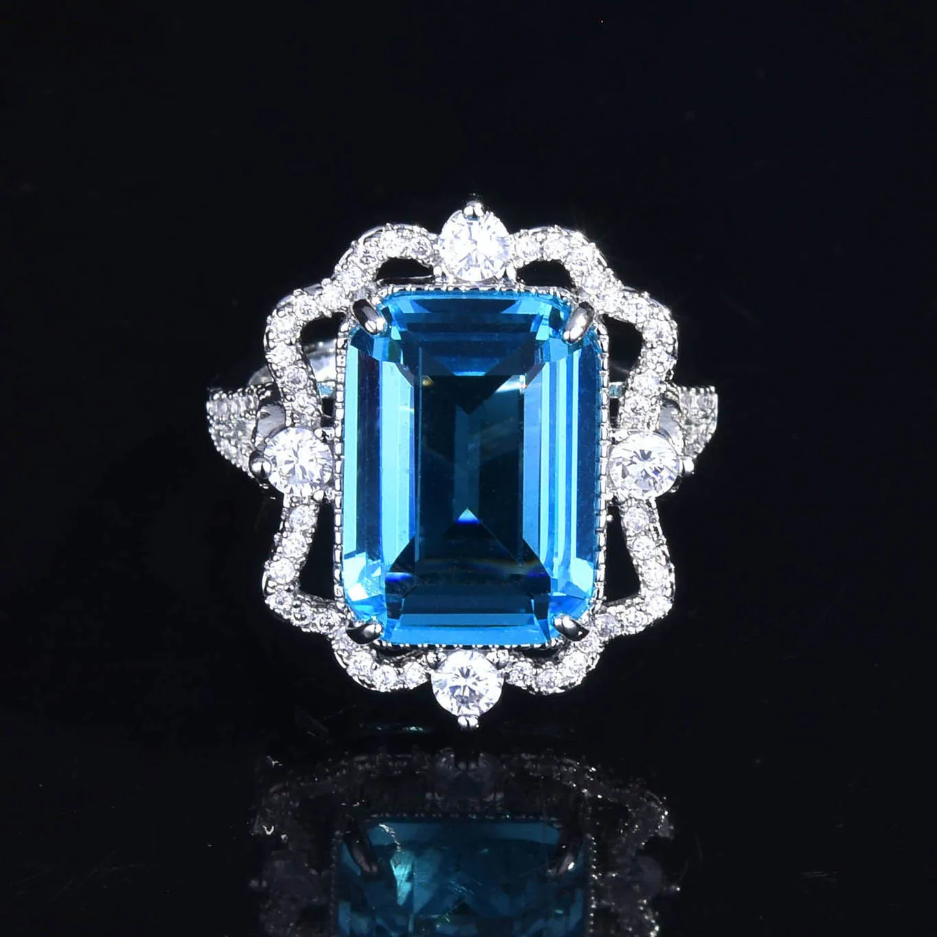 

Женское кольцо из серебра 925 пробы с натуральным камнем