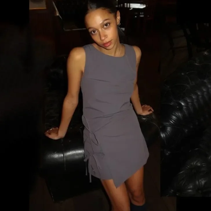 Женское Короткое платье без рукавов с круглым вырезом и поясом