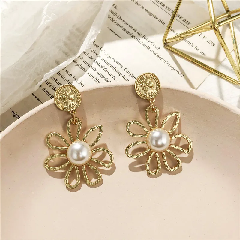 

Japanese and Korean Temperament Flower Matte Plating Alloy Head Type Hollowed Out Petal Earrings For Women