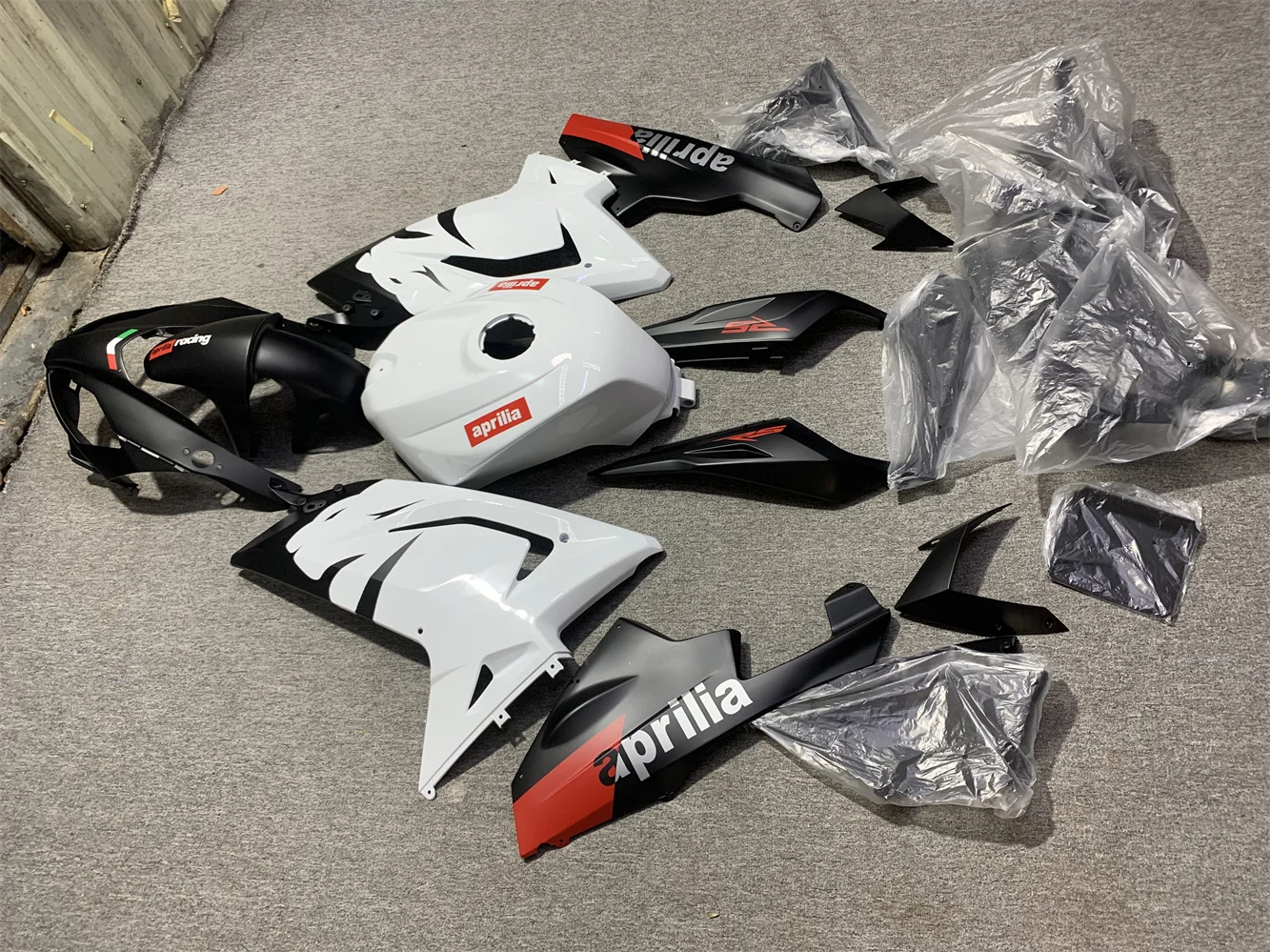 Фото Комплект Carenatura stampo ad iniezione Repsol arancione для Aprilia RS125 06 07 08 09 10 11 RS 125 2006 2010 2011 комплект carene nere №3