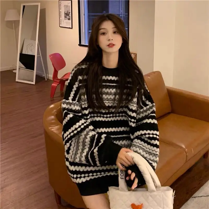 Женский свободный трикотажный свитер средней длины с круглым вырезом и длинными