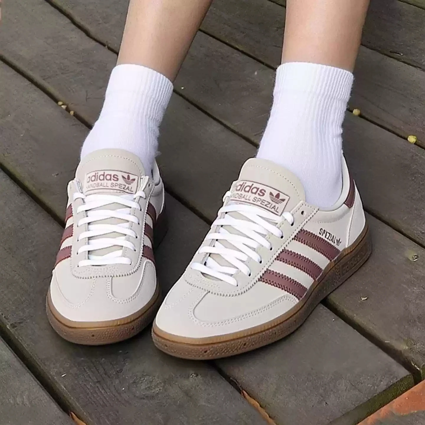 Фото Adidas IH1510 Женские ретро-кроссовки Trefoil с низким верхом из замши и комбинированных материалов, резиновая подошва, модная обувь для прогулок по городу. №1