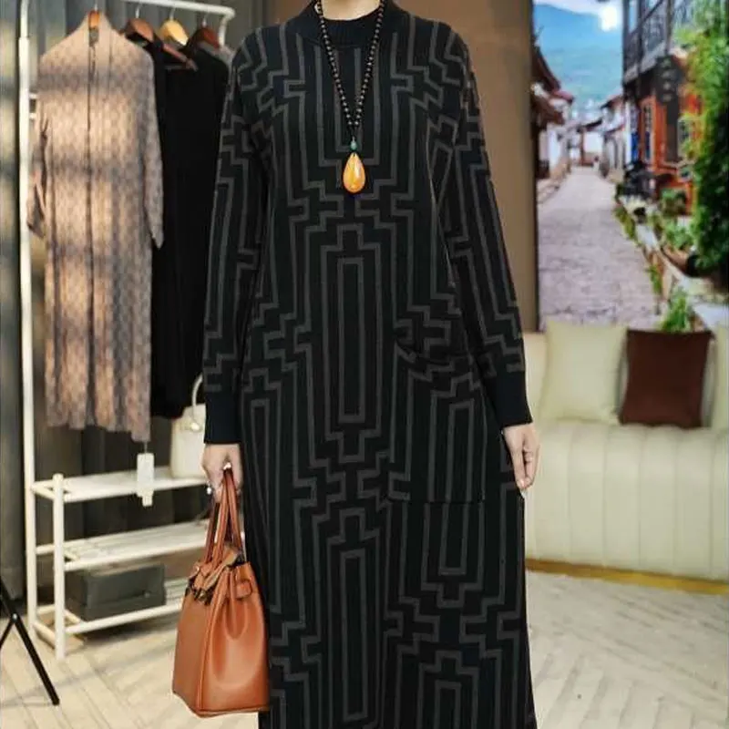 Платье женское трикотажное ТРАПЕЦИЕВИДНОЕ с геометрическим принтом на