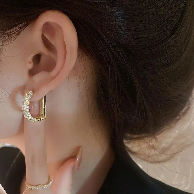 Женские серьги-подвески золотого и серебряного цвета с буквой D