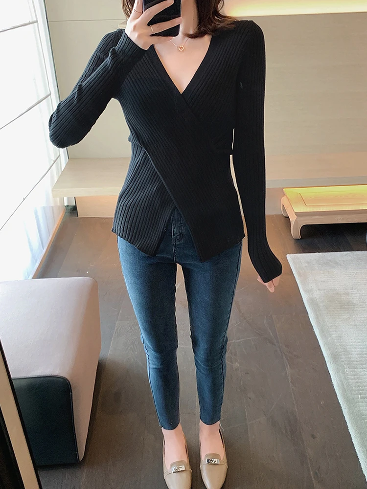 Женский трикотажный пуловер с V-образным вырезом универсальный облегающий