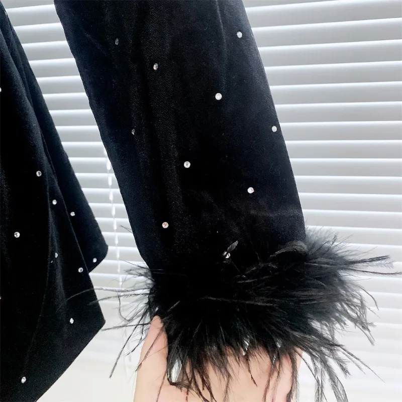 Женский приталенный блейзер с имитацией страусиных волос и длинным рукавом