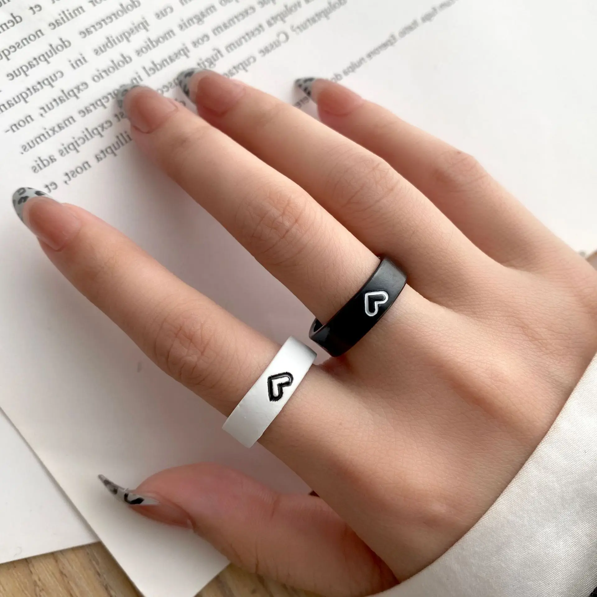 

Love Heart Cute Wedding Rings for Women Hiphop Black White Color Ring Fashion Jewelry Couple Valentine's Day Anniversary Gift