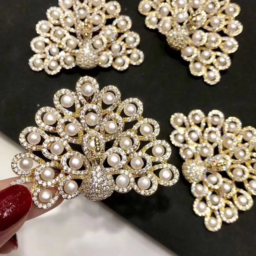 

Freshwater pearl brooches peacock pearl brooches copper micro more set pins with sweater coat suits autumn and winter