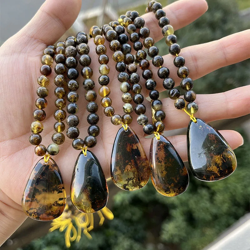 Ожерелье с подвеской из янтарного камня