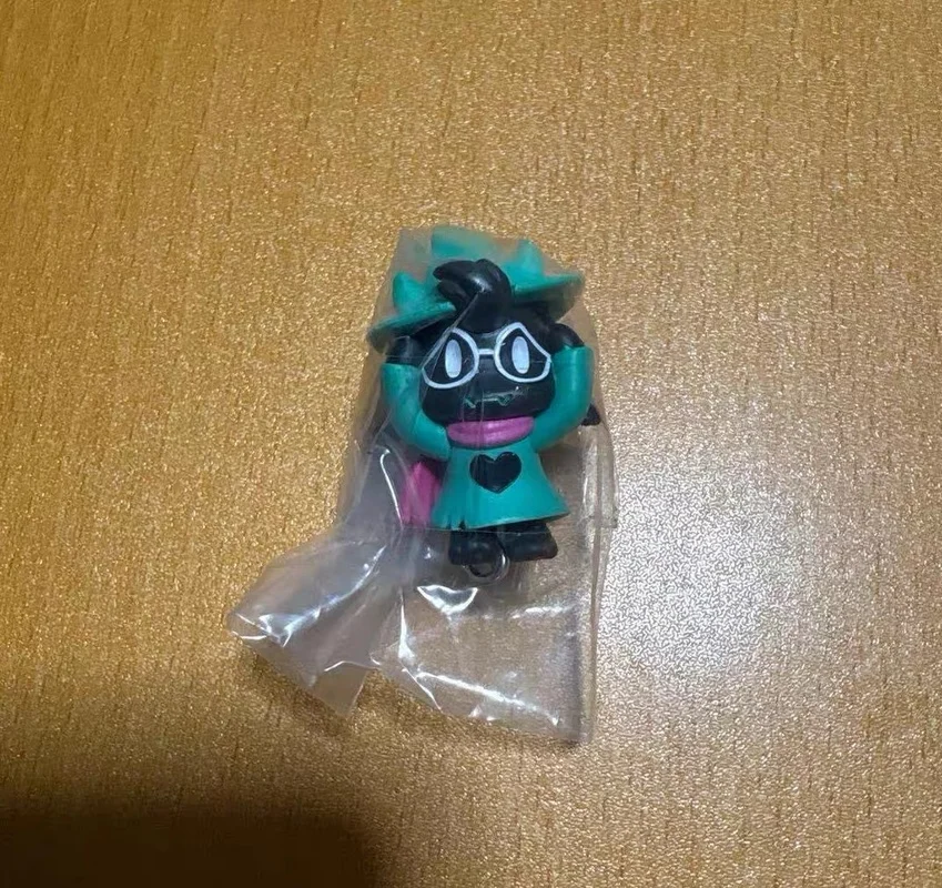 Фото Коллекционный брелок-фигурка Bandai Deltarune Gashapon: подвеска с персонажем игры для украшения сумки, для фанатов игр №3