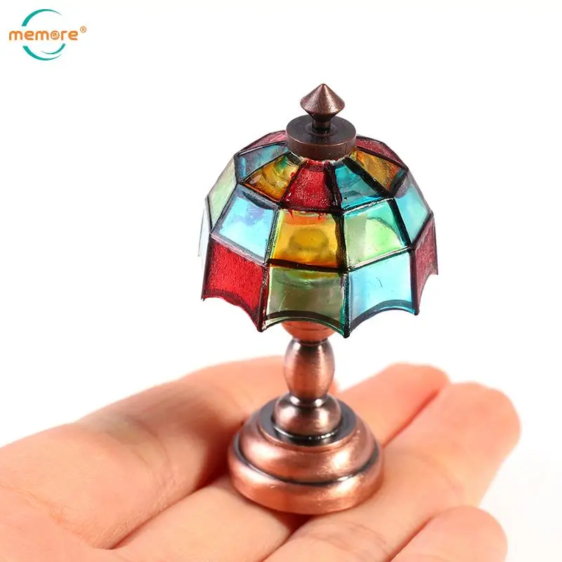 

1/12 миниатюрная винтажная металлическая цветная лампа для кукольного домика, лампа для чтения, светодиодная прикроватная лампа, мебель для ...