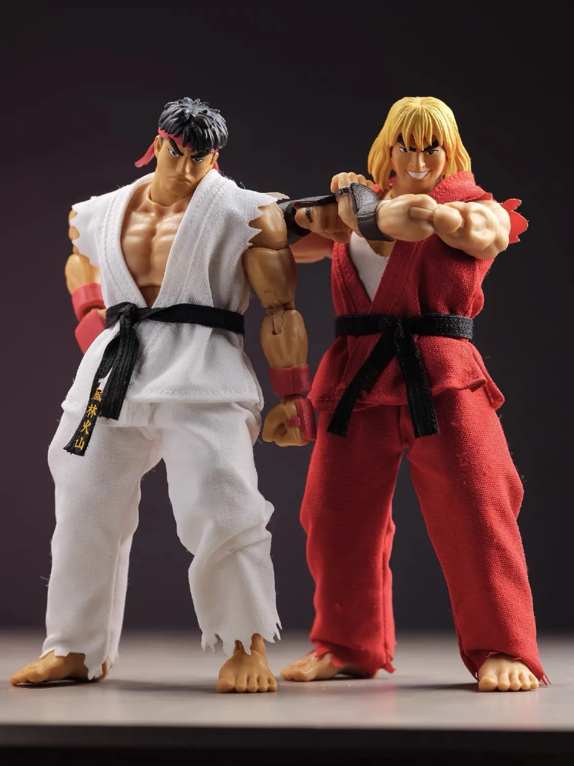 Фото Костюм для карате JADA Street Fighter: Рю, Кен, Мастерс ‌   Комплект аксессуаров для игровых фигурок: бело-красная тканевая одежда (фигурка не включена) №2