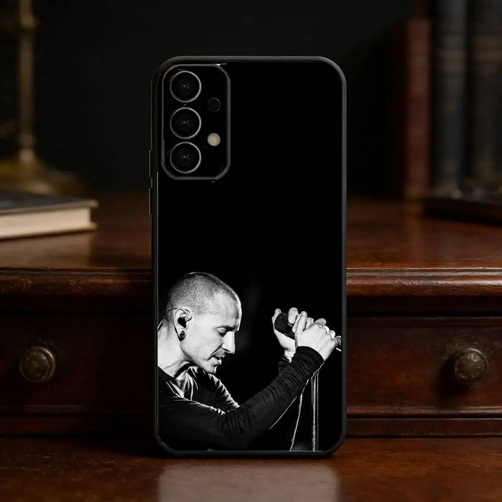Фото Чехол для телефона с изображением рок-певца Честера Беннингтона для Samsung S25, 24, 21, 22, 23, 30, Ultra, 20, Plus, Fe, Lite, Note, мягкий черный чехол №5