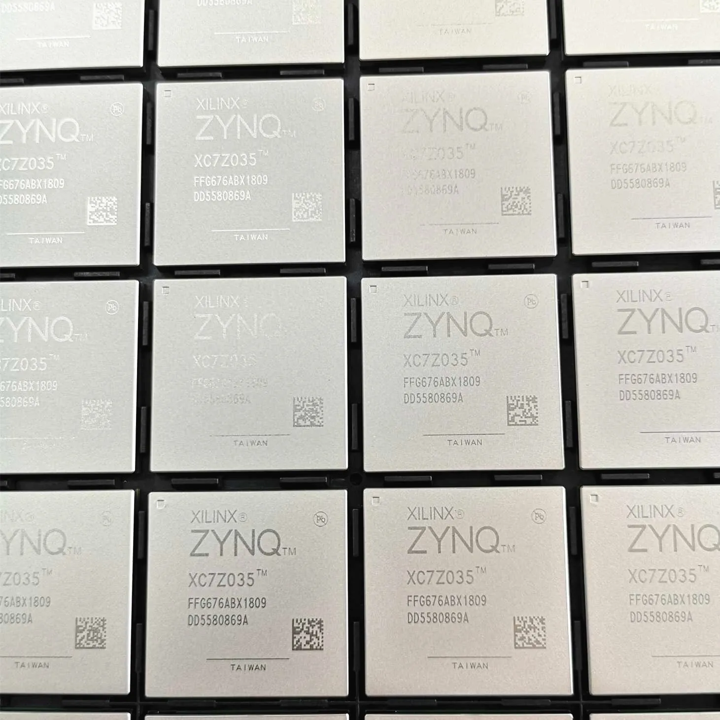 1 шт./лот XC7Z035-2FFG676I FPGA FCBGA-676 275000 Cells 28nm Technology 1V 3.5-контактная Рабочая температура-40 C -+ 676 C