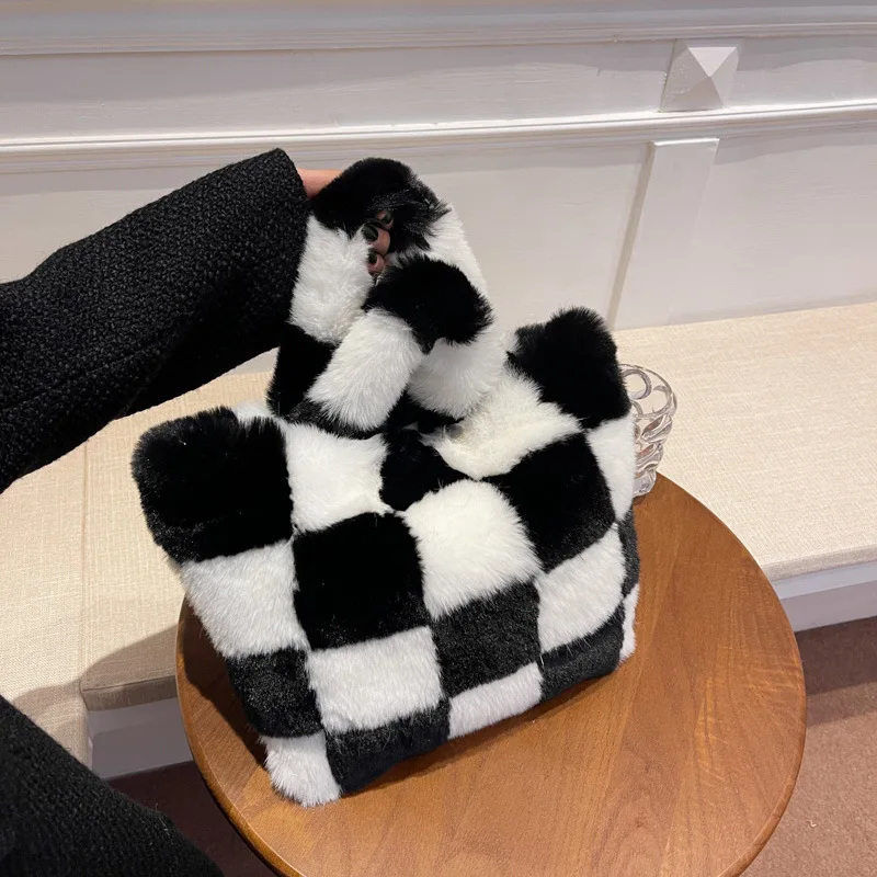 

Шахматная плюшевая Сумка-тоут, женские сумки на цепочке, мягкие пушистые сумки, новинка 2022, зимние меховые сумки, роскошная сумка, меховая су...