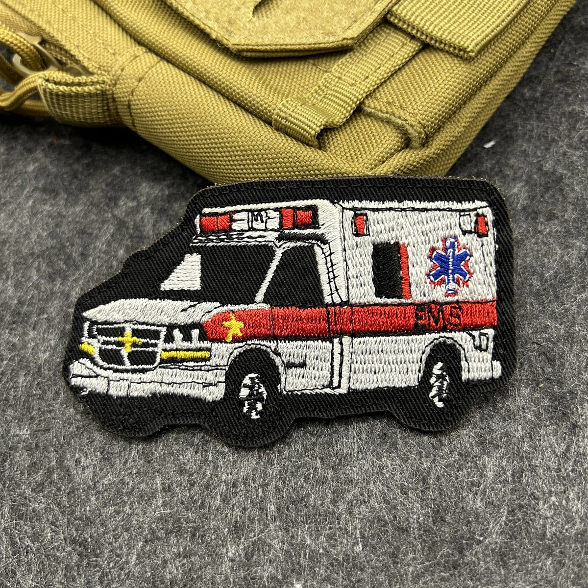 Фото Тактическая нашивка EMS для скорой помощи с вышивкой, на липучке, моральный значок для парамедиков, для самостоятельного использования, для шляпы, рюкзака, куртки №1
