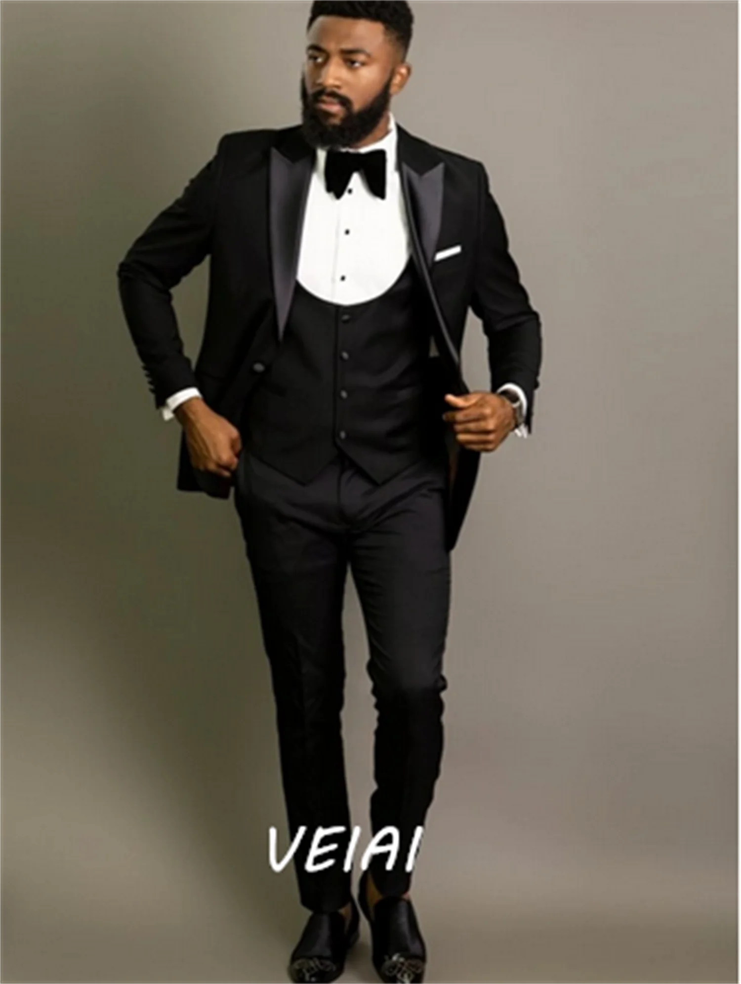 

Смокинги для шафера черного цвета по индивидуальному заказу, пиковые атласные мужские костюмы с лацканами, свадебные мужские костюмы-шаферы из 3 предметов (пиджак + брюки + жилет + галстук)