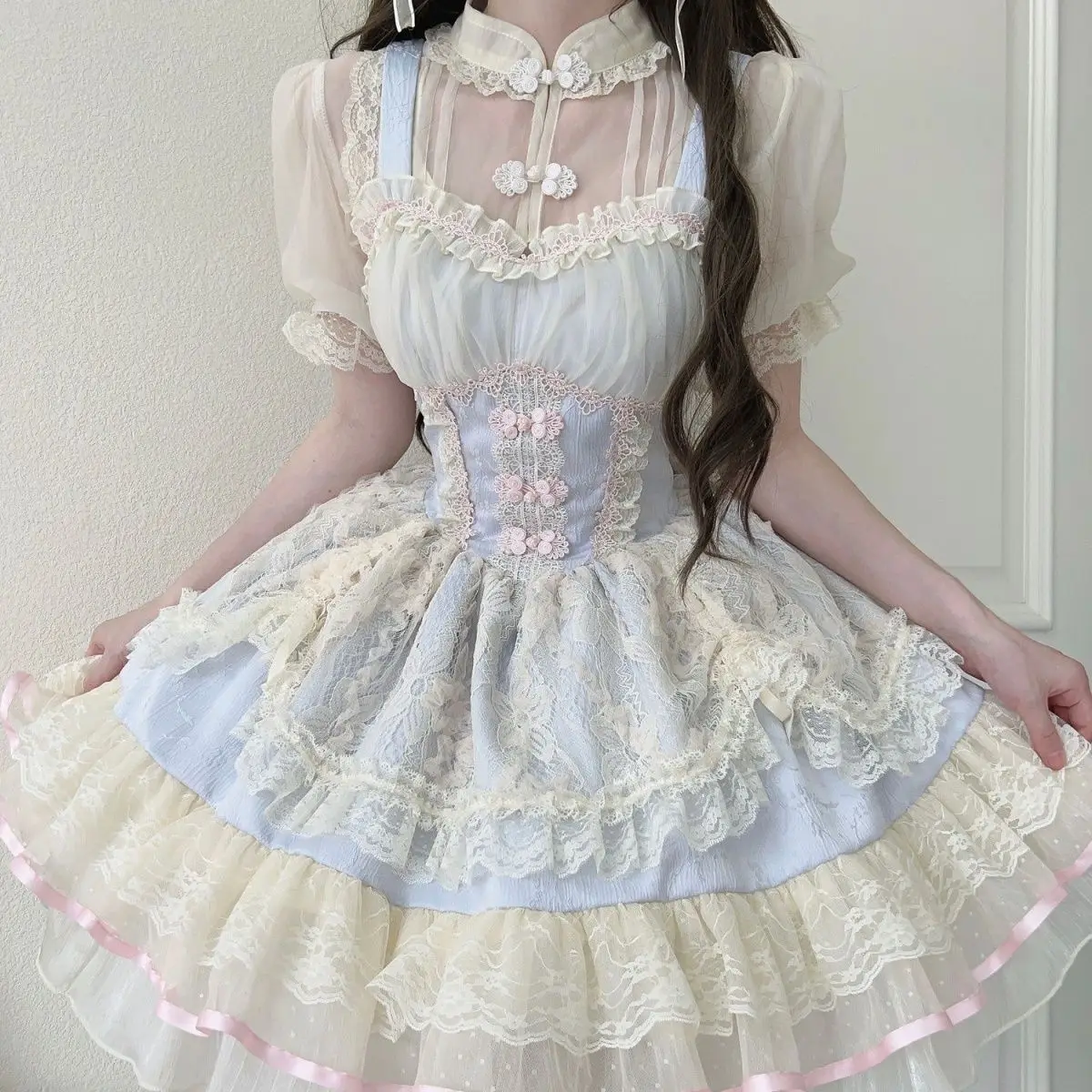 Фото Платье в корейском стиле Sweet Lolita, светло-голубое, с кружевной многослойной юбкой цвета слоновой кости, воротником-стойкой, вышивкой на пуговицах-лягушках, элегантный наряд принцессы