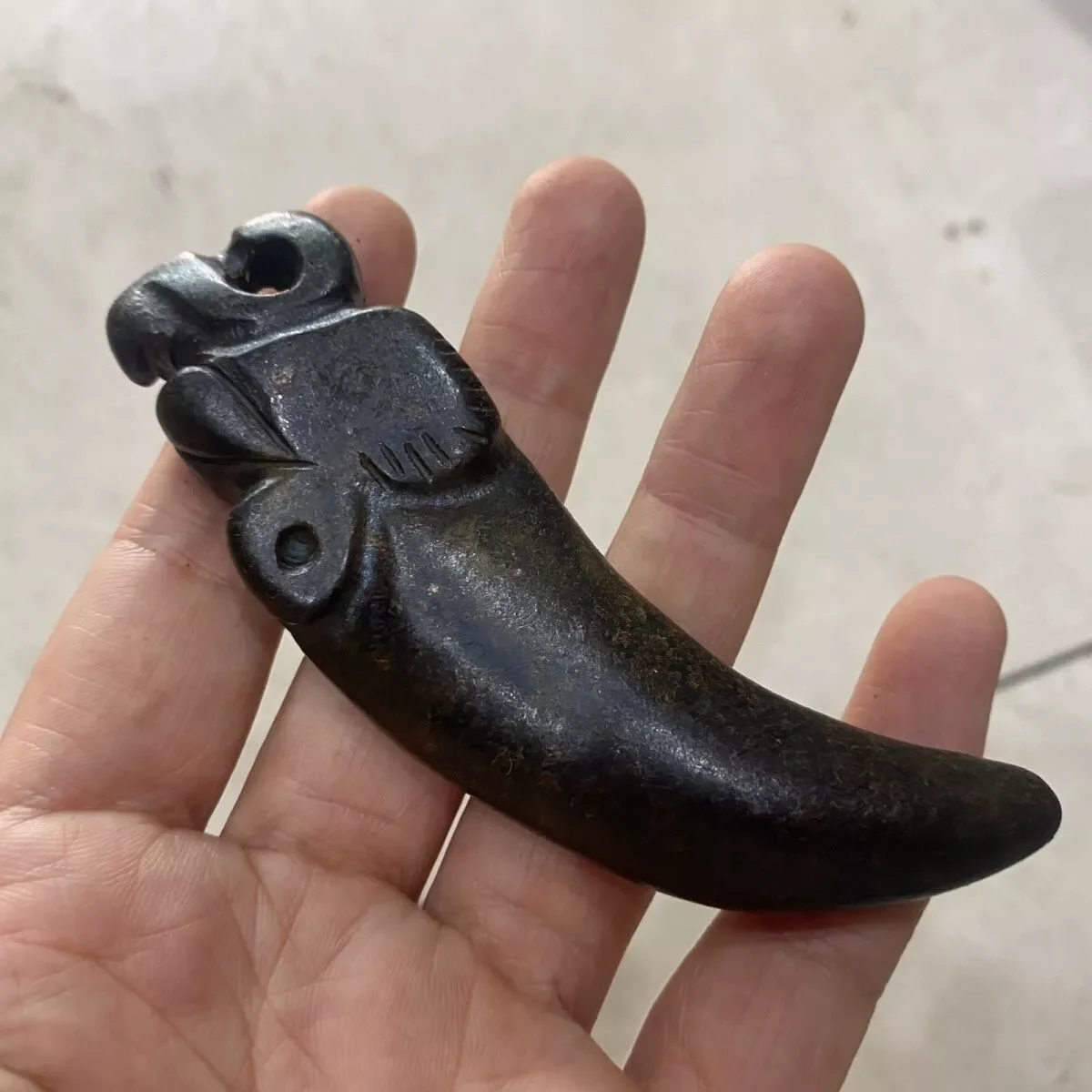 Старинный китайский Хуншань культура ручная резьба амулет тигровый зуб