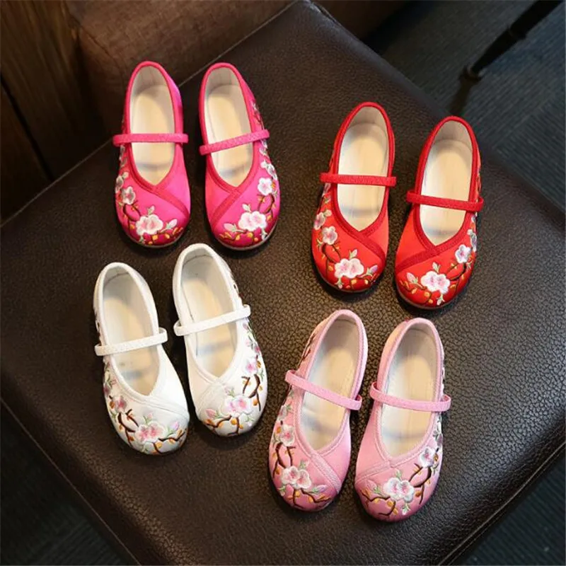 

2022 New Retro Silk Girls' Cloth Shoes Manual Flower Embroidered Chinese Style Girls Casual Shoes National Wind Dance Shoes