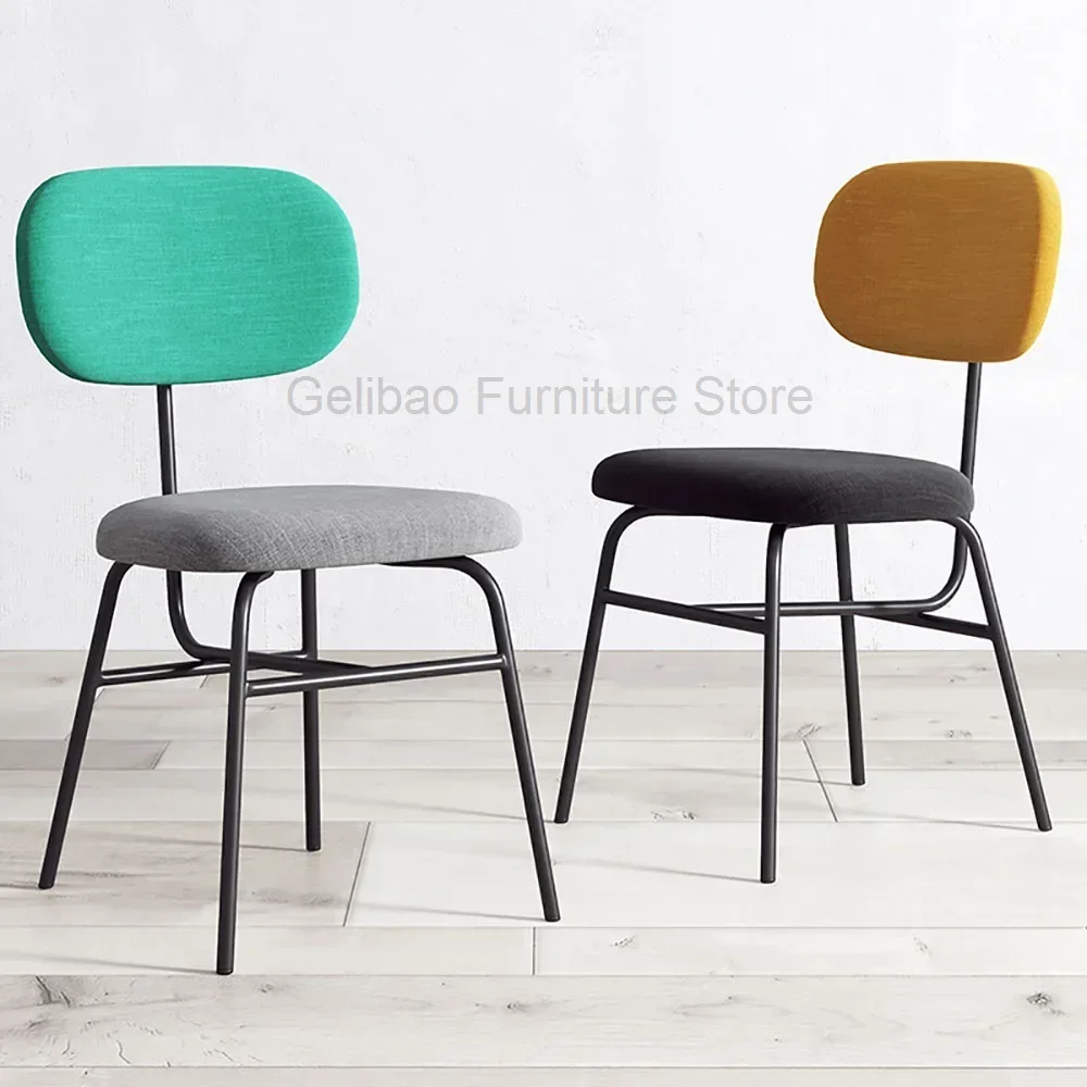 Акцентные скандинавские обеденные стулья с черными ножками дизайн для спальни