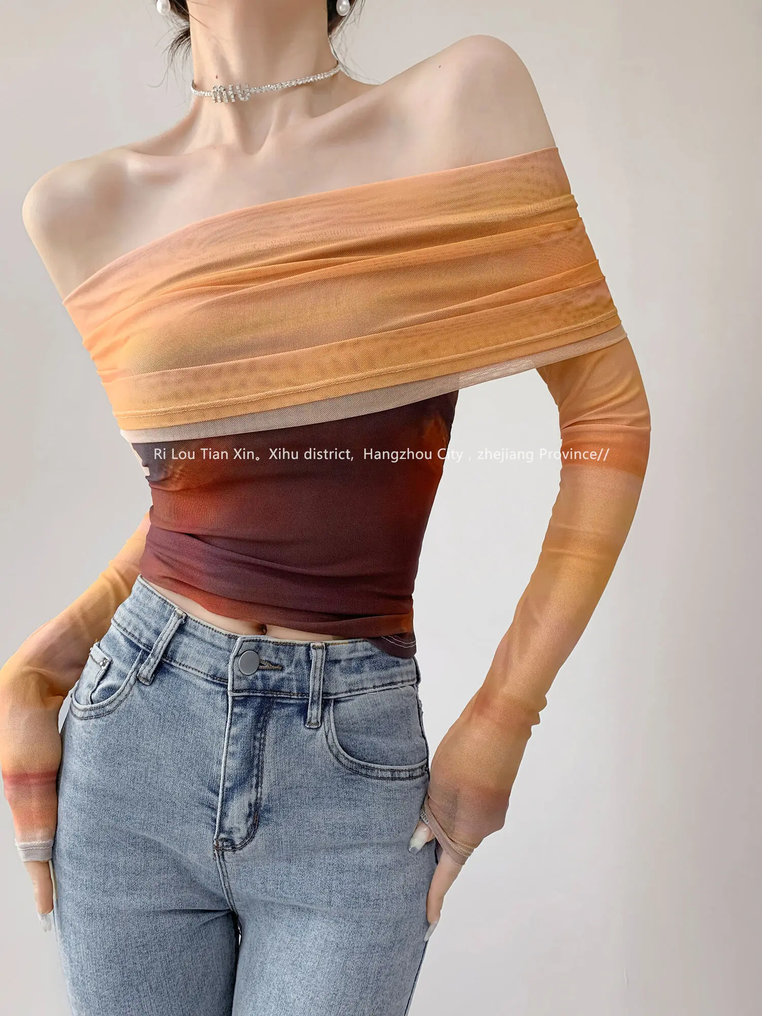 Женская тонкая футболка в американском ретро-стиле с открытыми плечами и