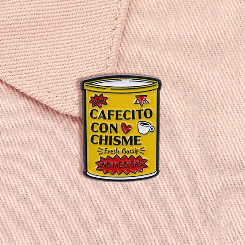Фото Эмалевая брошь в испанском стиле: «Cafecito Con Chisme» — дизайн кофейной банки, украшение с цитатой «No Me Digas», аксессуар в стиле латиноамериканской культуры №5