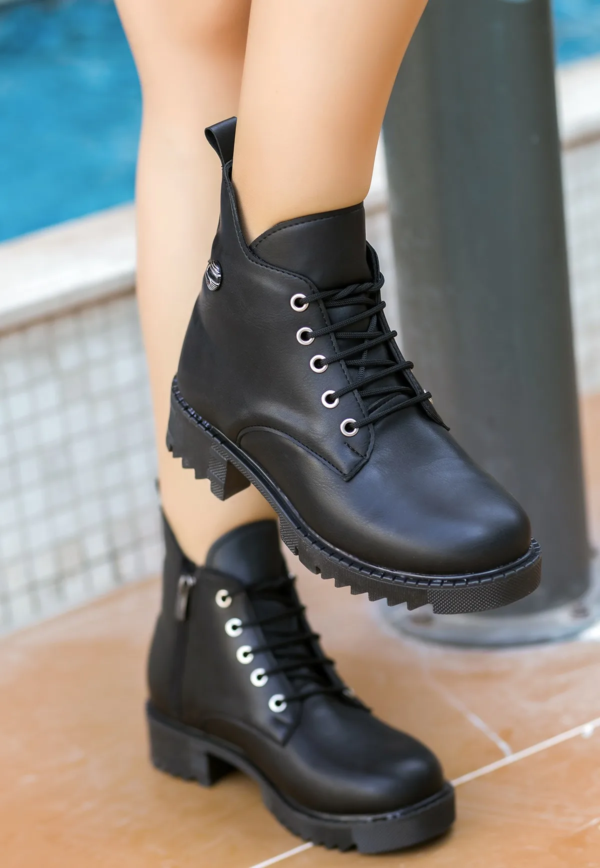 

Женские Ботинки на каблуке, черного цвета