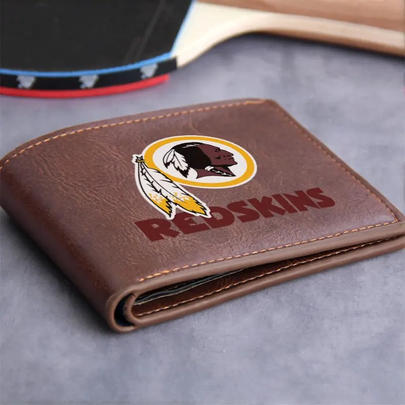 WASHINGTON REDSKINS БУКОВОЧНЫЙ КОШЕЛЕК из искусственной кожи МУЖСКИЕ И ЖЕНСКИЕ Тонкие ДЕННЫЕ ИСПОЛЬЗОВЫЕ ЛЕГКИЕ СВЕТЛОЕ МОДНЫЕ АКСЕССУАРЫ (art.: 3920d378fb6cc) - 3920d378fb6cc