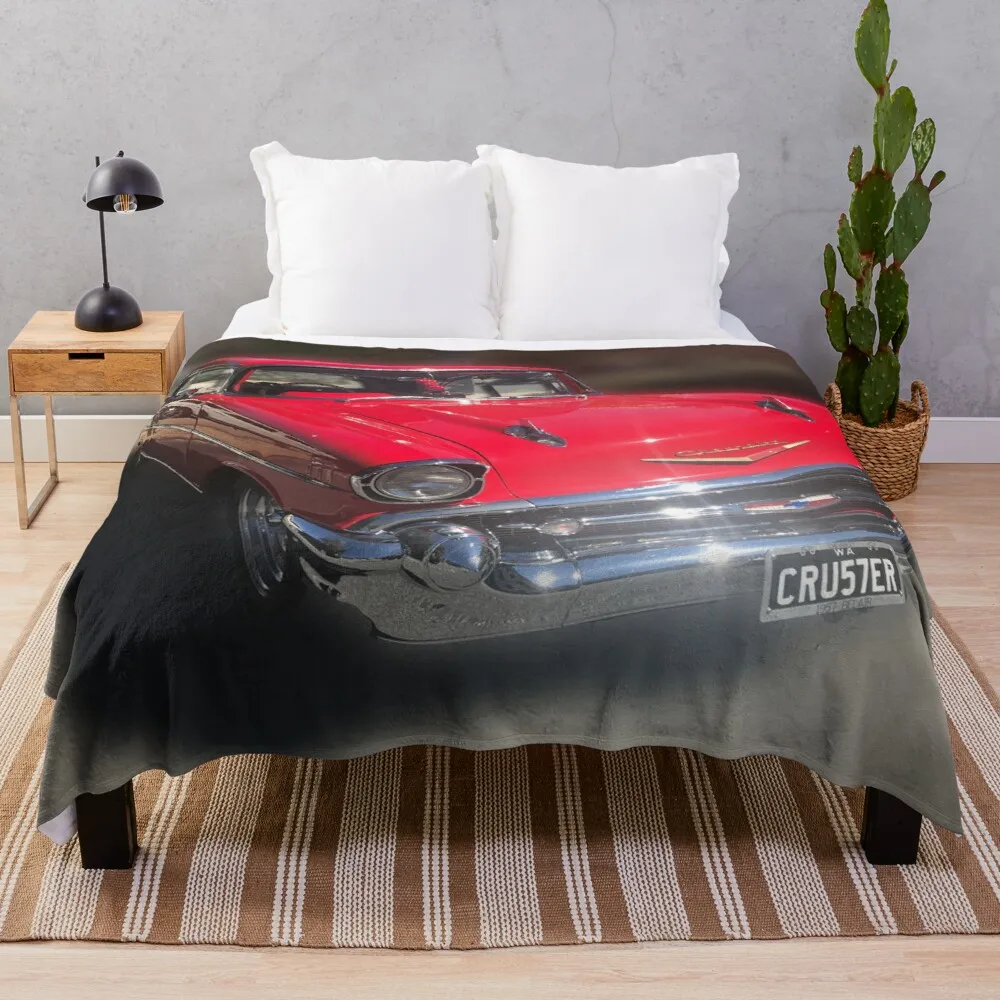 

Красное покрывало для Chevrolet 1957, сидящее на парковке