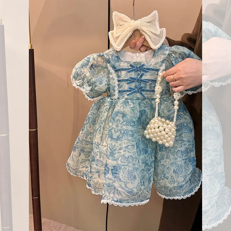 

Платье принцессы длиной выше колена с пышными рукавами и квадратным вырезом