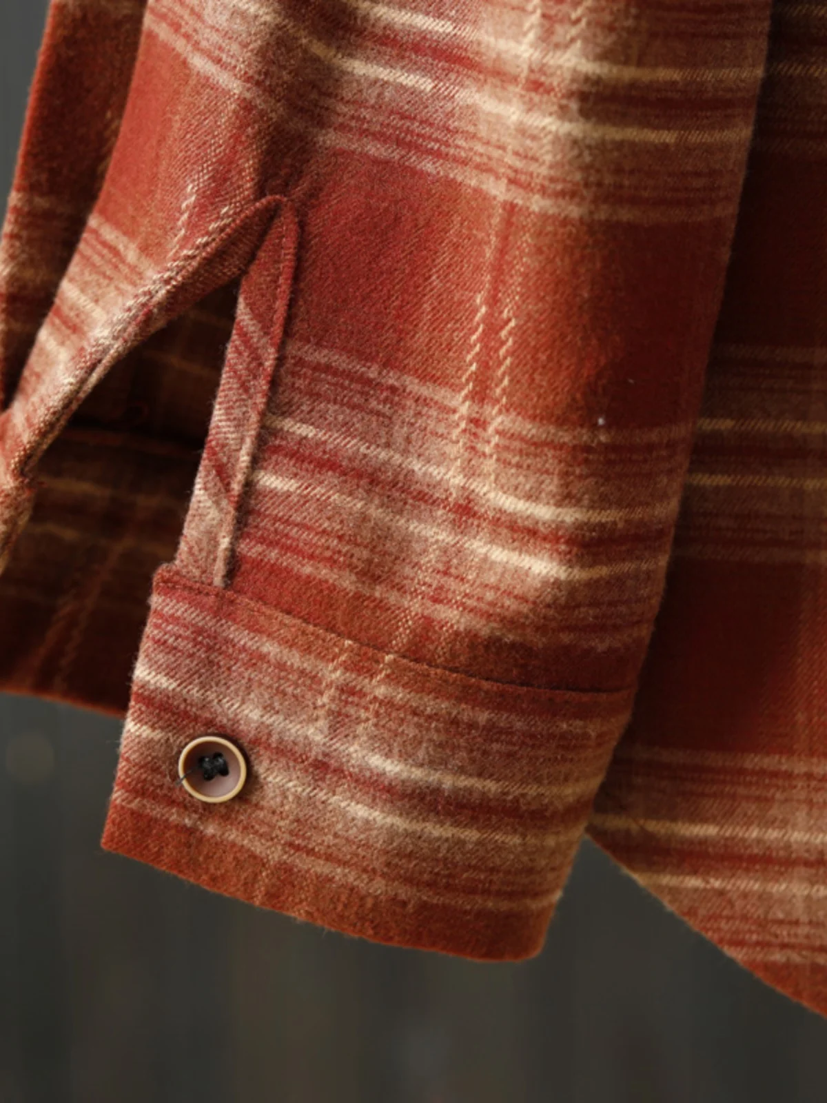 Весенне-осенние новые клетчатые рубашки с коротким передом и длинной спиной