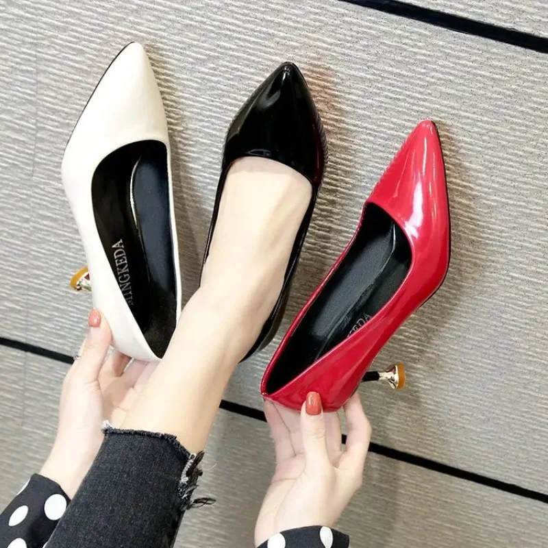 Женские туфли из мягкой лакированной кожи красные на среднем каблуке новинка