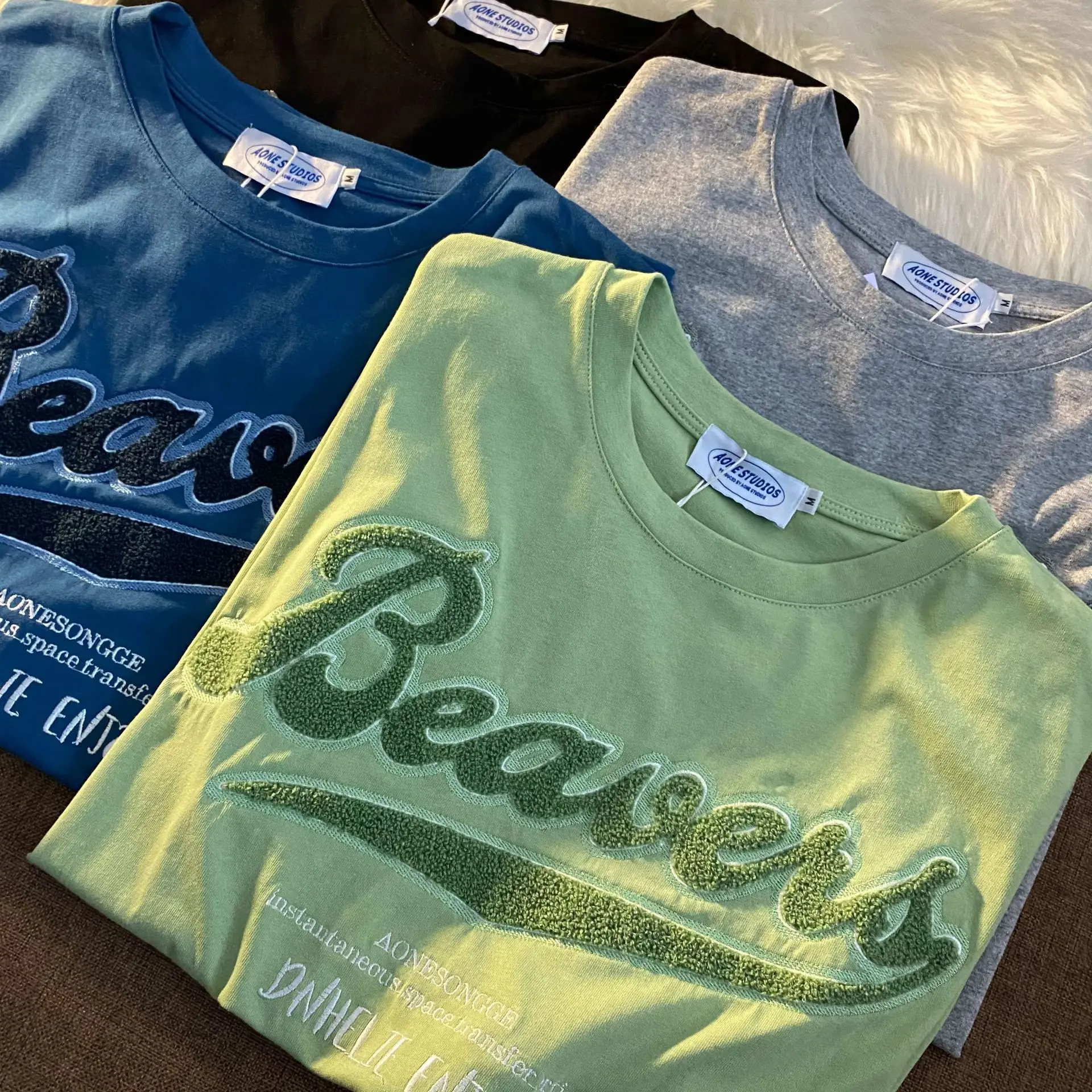 Женская футболка с вышивкой буквами свободная круглым вырезом и коротким