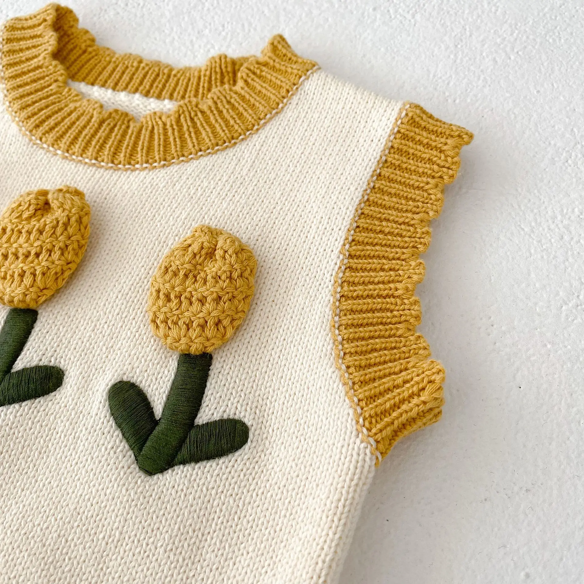 Детский осенний вязаный жилет с вышивкой Angoubebe 555T136 2023