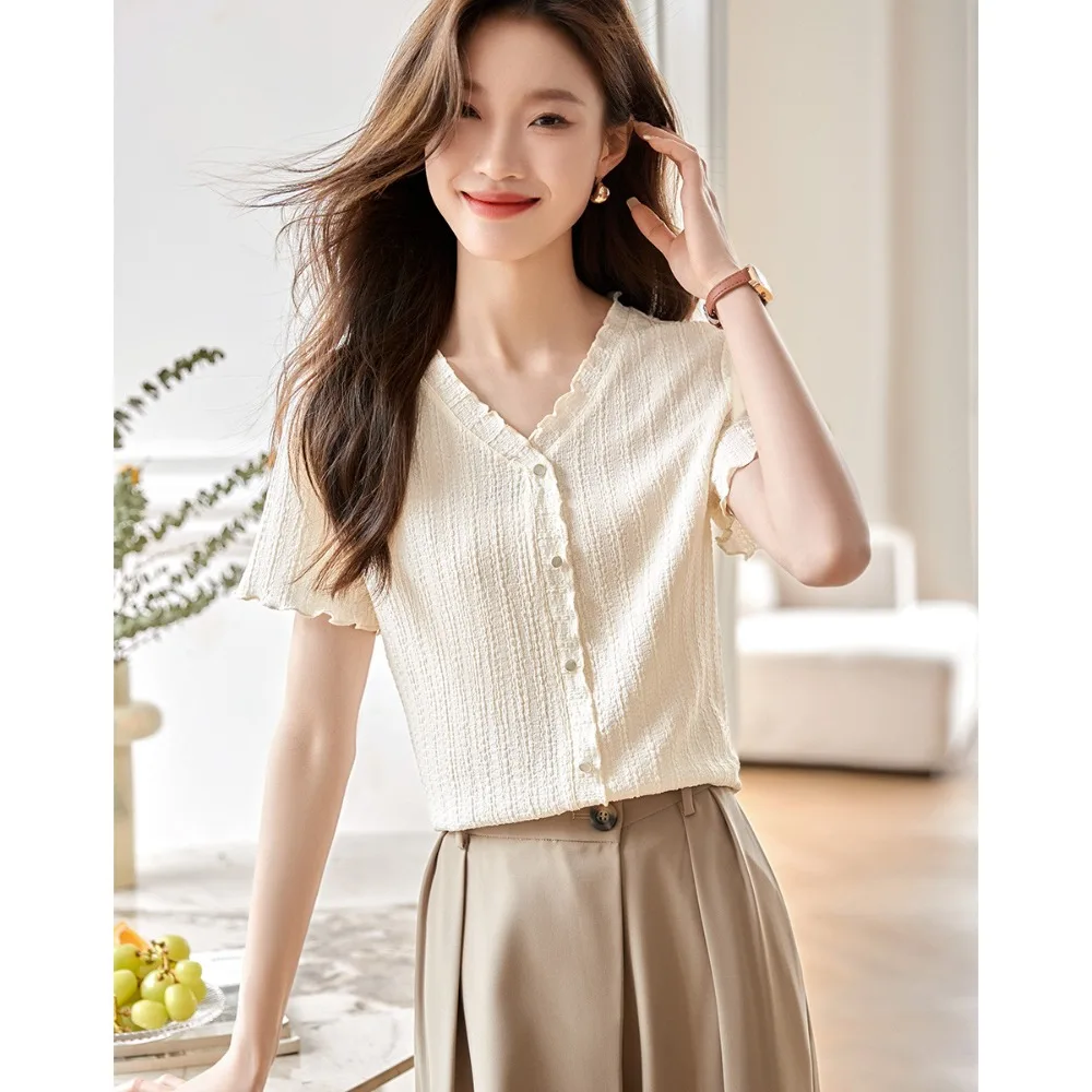 Женская футболка с V-образным вырезом и деревянными ушками