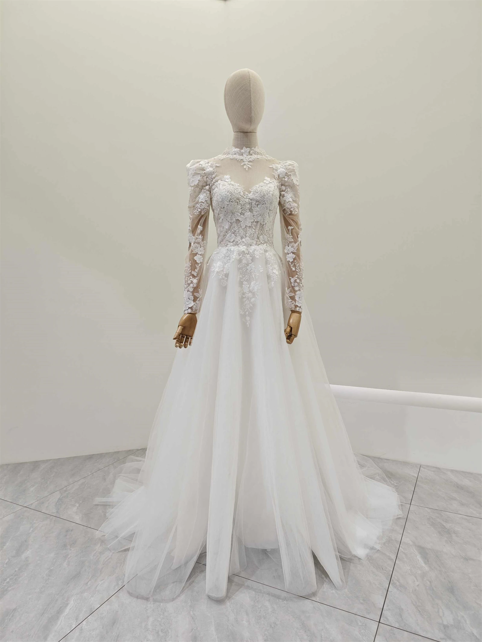 Элегантное свадебное платье с высоким воротником и длинными рукавами кружевное