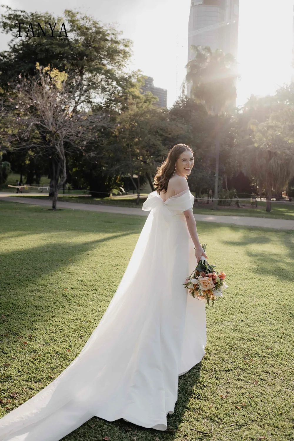 Женское атласное свадебное платье элегантное ТРАПЕЦИЕВИДНОЕ ПЛАТЬЕ со шлейфом и