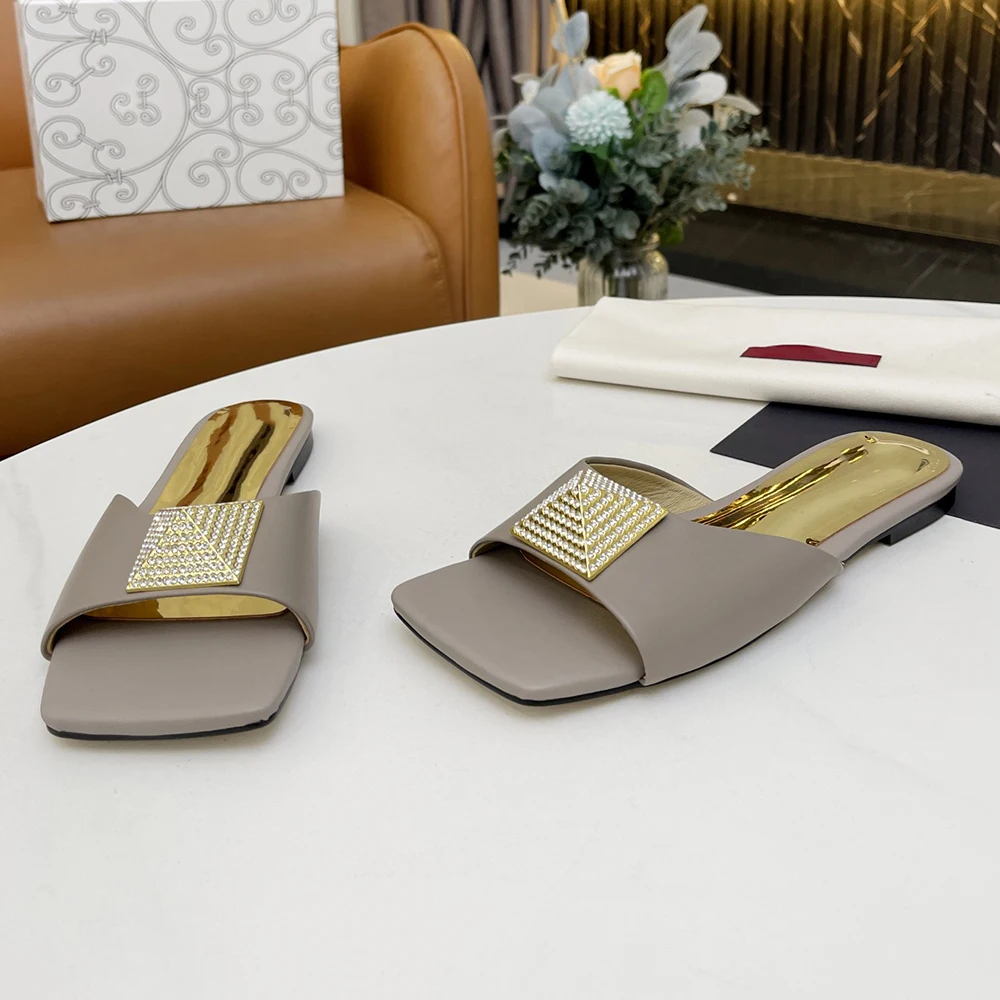 Женские босоножки с квадратным носком на высоком массивном каблуке большие