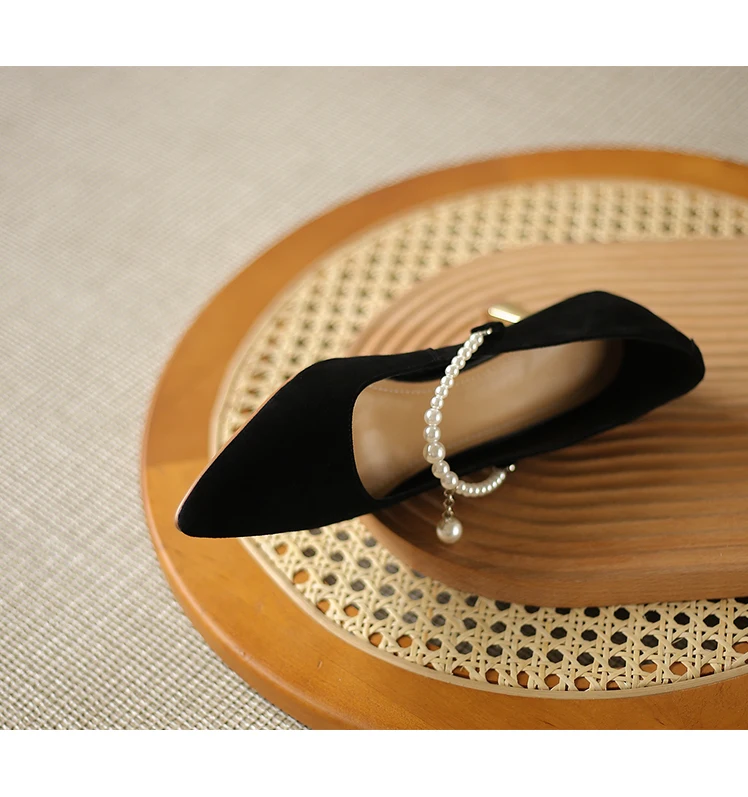 Женские туфли-лодочки с ремешком на щиколотке острым носком и в стиле ретро