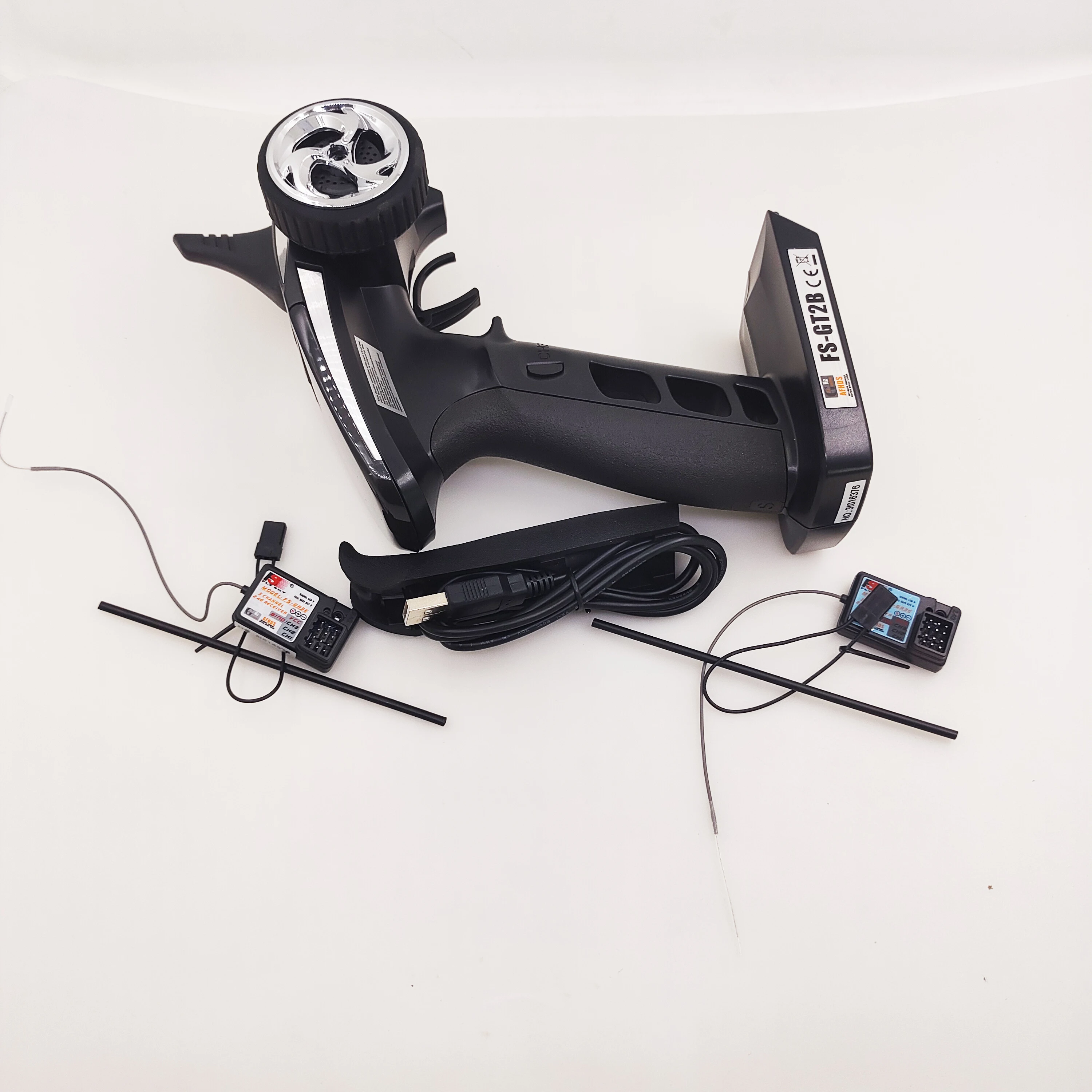 Фото Контроллер Flysky FS-GT2B 2.4G 3CH, оснащенный аккумулятором TX, USB-кабелем, модернизированным FS-GT2, подходит для игрушек с дистанционным управлением №4