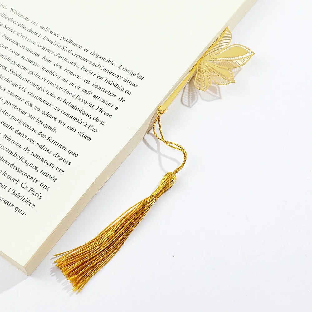Цветочные металлические закладки с золотыми кисточками подходят для любителей