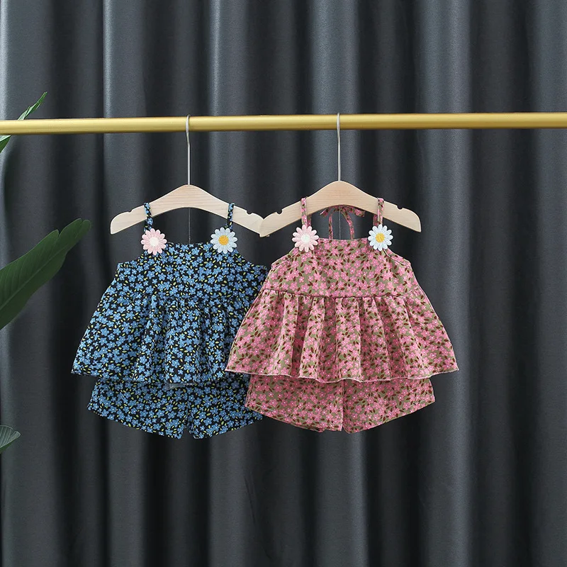 

Детский комплект из топа на подтяжках и шортов, с цветочной аппликацией