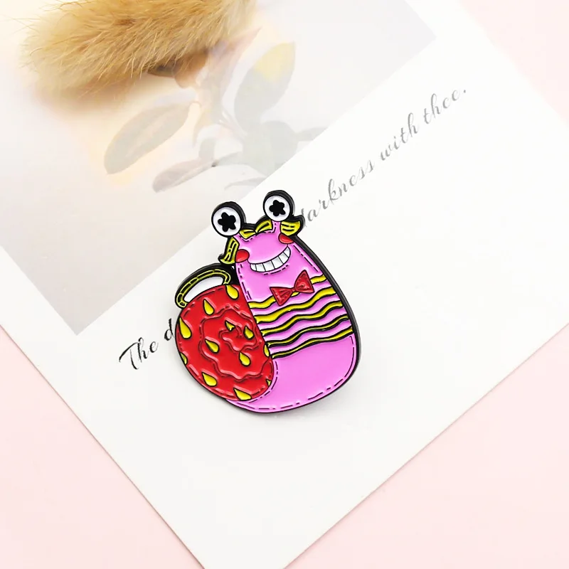

SALeeee Fashion cartoon smiling snail brooch, baby snail finds friends, cute animal alloy brooch, trend badge jewelry