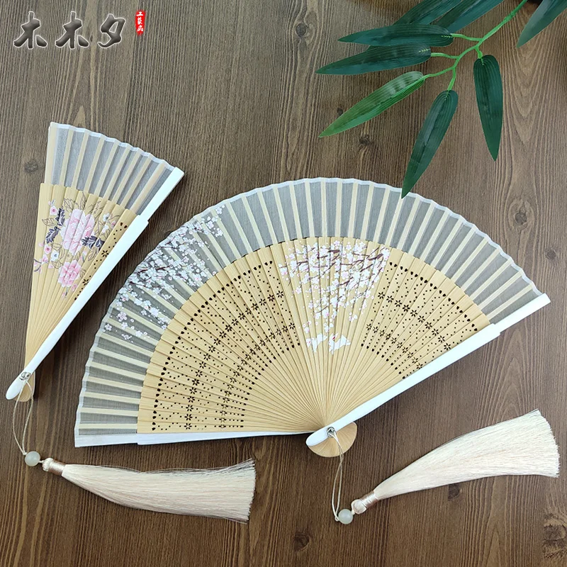 

Antiquity Folding Fan Chinese Classical Sprinkle Gold Silver Exquisite Hand Fan Hanfu Cheongsam Ventilador Catwalk Photo Props