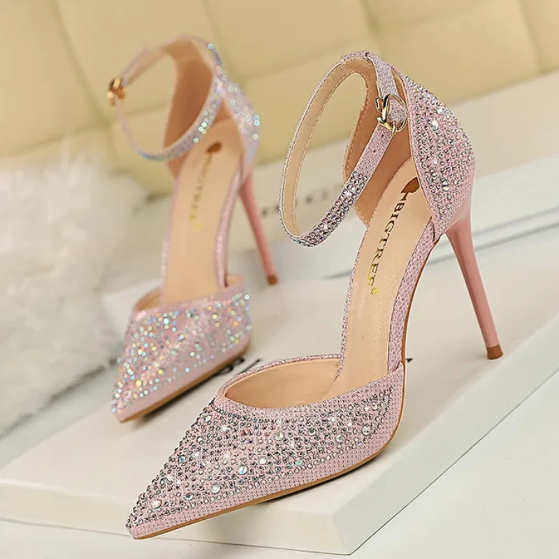 Элегантная пикантная женская обувь на высоком каблуке 10 см с серебристыми