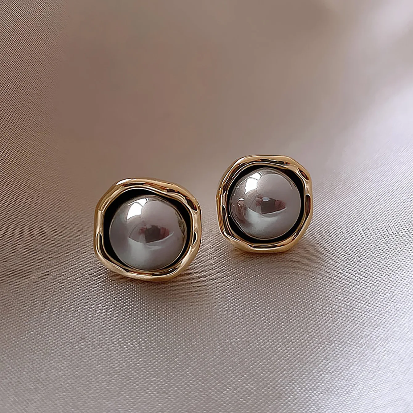 Винтажные классические серьги-гвоздики с белым жемчугом